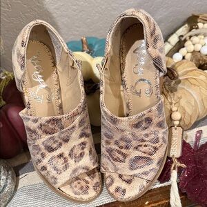 Very G Tan Leopard Print Mules